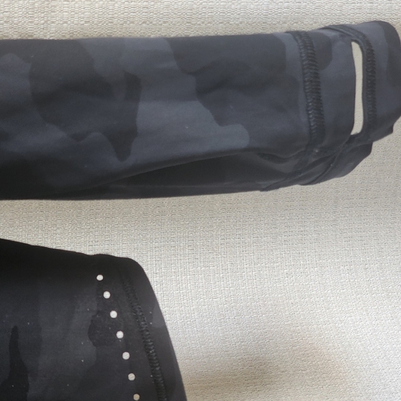 Lululemon Athletica Black Camouflage Top Size 8 - Picture 3 of 4